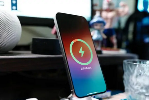 博厚镇苹果15换屏服务分享用什么充电器给iPhone15充电更好 